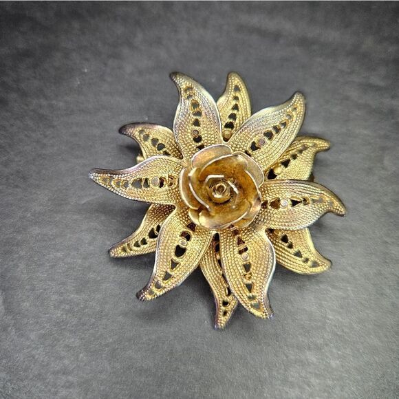 Vintage Gold Tone Delicate Filigree Textured Petal Rose Floral Brooch Lapel Pin - Picture 7 of 7